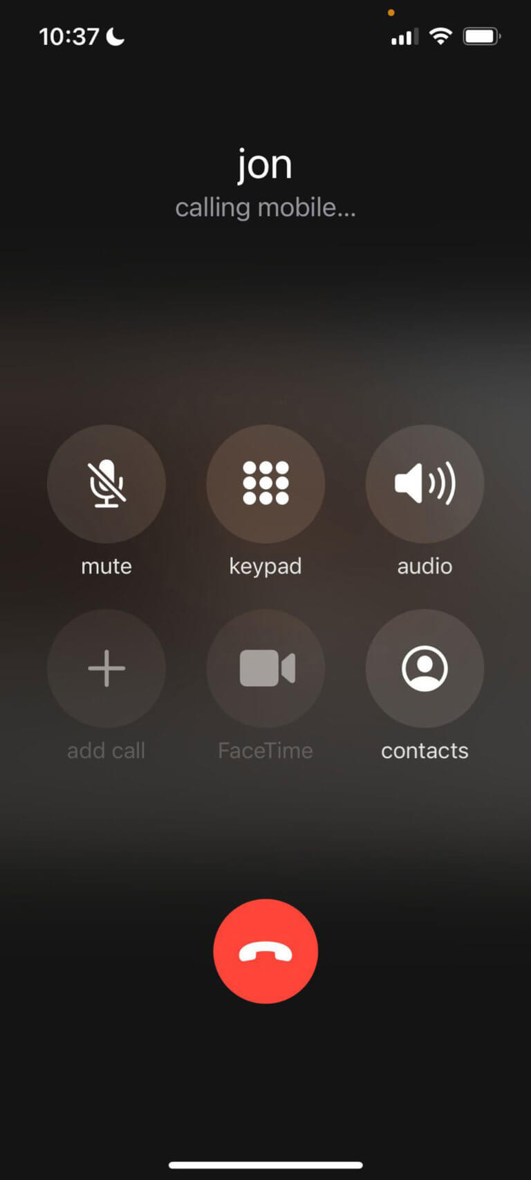 O ecrã de chamada no iOS 16. O botão para terminar a chamada está no meio, por baixo de outros botões.
